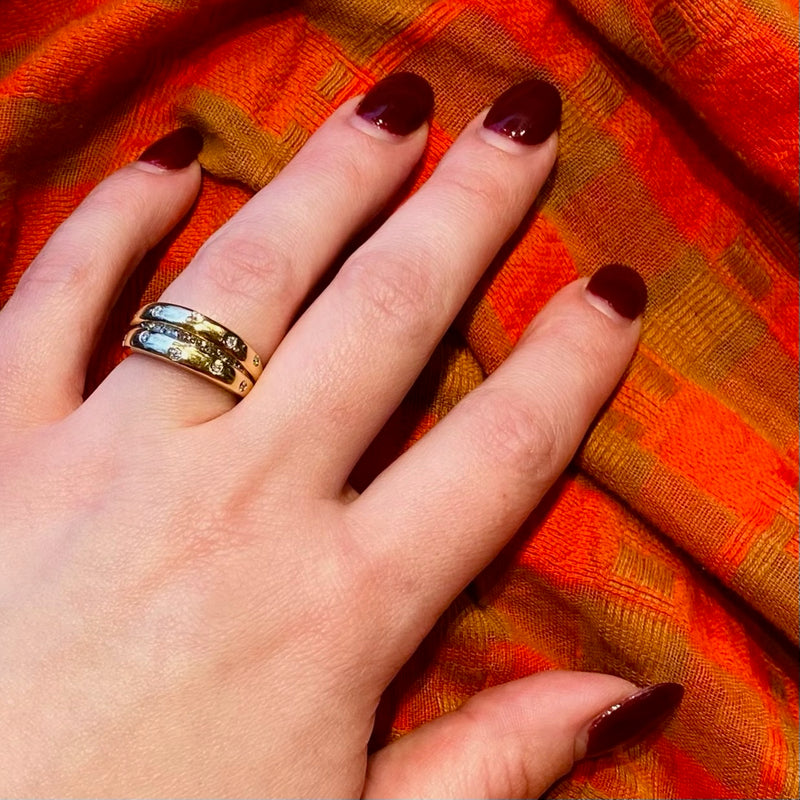 Secret Smile Round & Princess Cut Diamonds & 18k Band