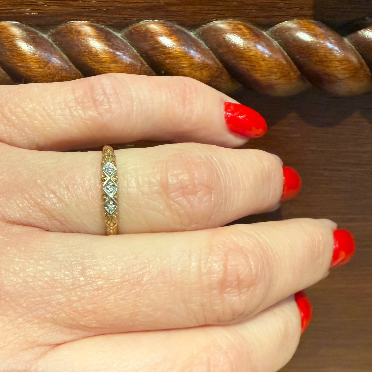 Romantic Deco Details Two-Tone Diamond Band