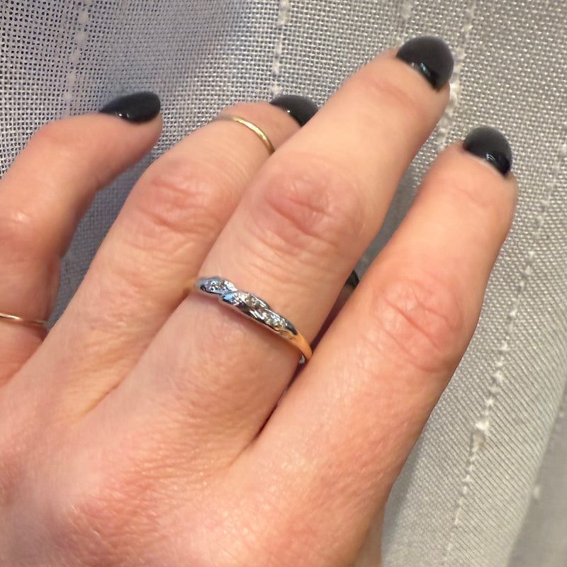 Pretty 2-Tone Diamond Band