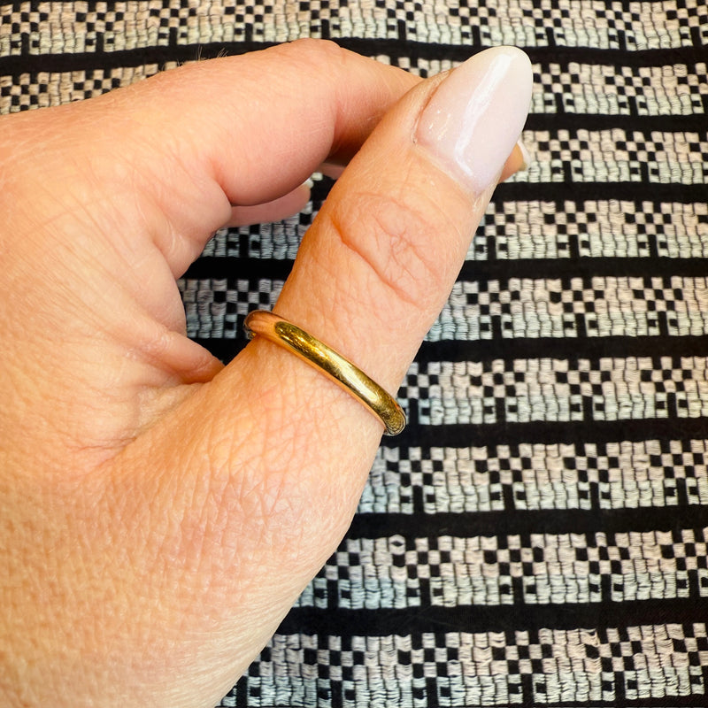 Curvy 18k Gold "Landsort" Size 11 Wedding Band