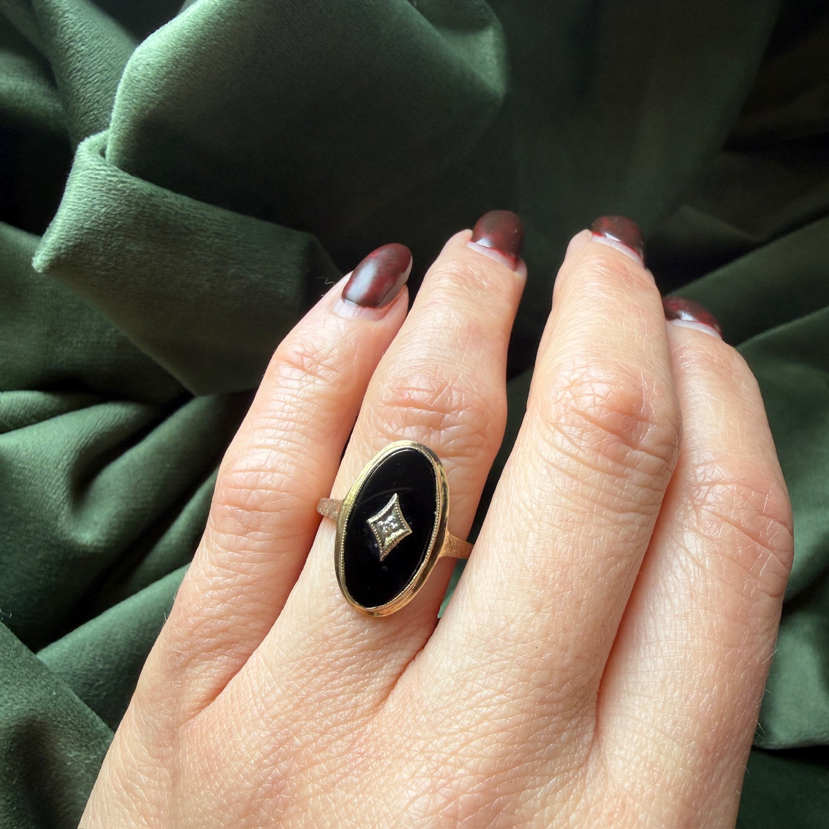 Elegant Oval Onyx & Diamond 10k Gold Ring
