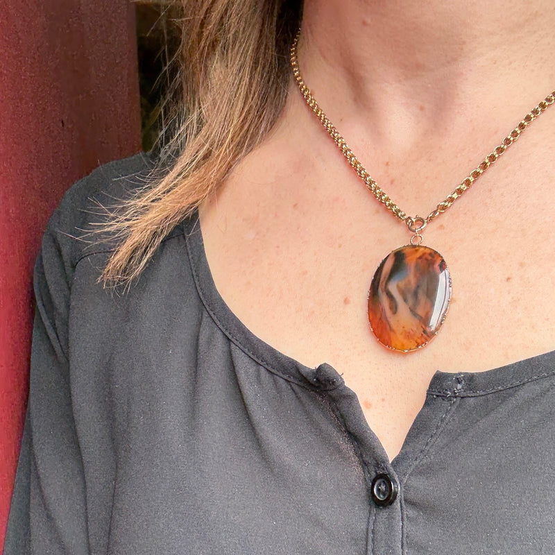 Georgian Agate in 18k Gold Cut Back Collet Pendant