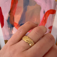 Crisp Chevron Geometric Bright Cut 10k Band