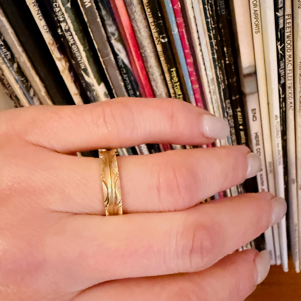 Sparkling Scalloped 10k Gold Engraved NOS Band