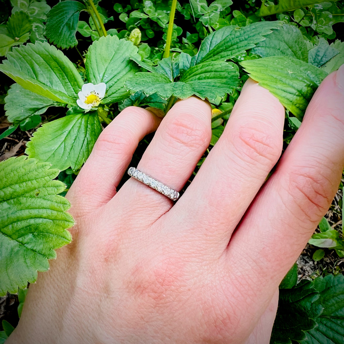 Eight Diamond Crisp Platinum Retro Wedding Band