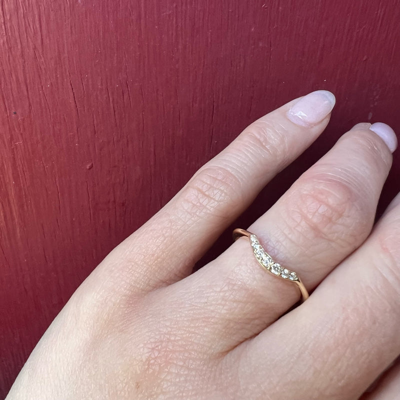 Sparkling Diamond Nesting Band in Recycled Gold