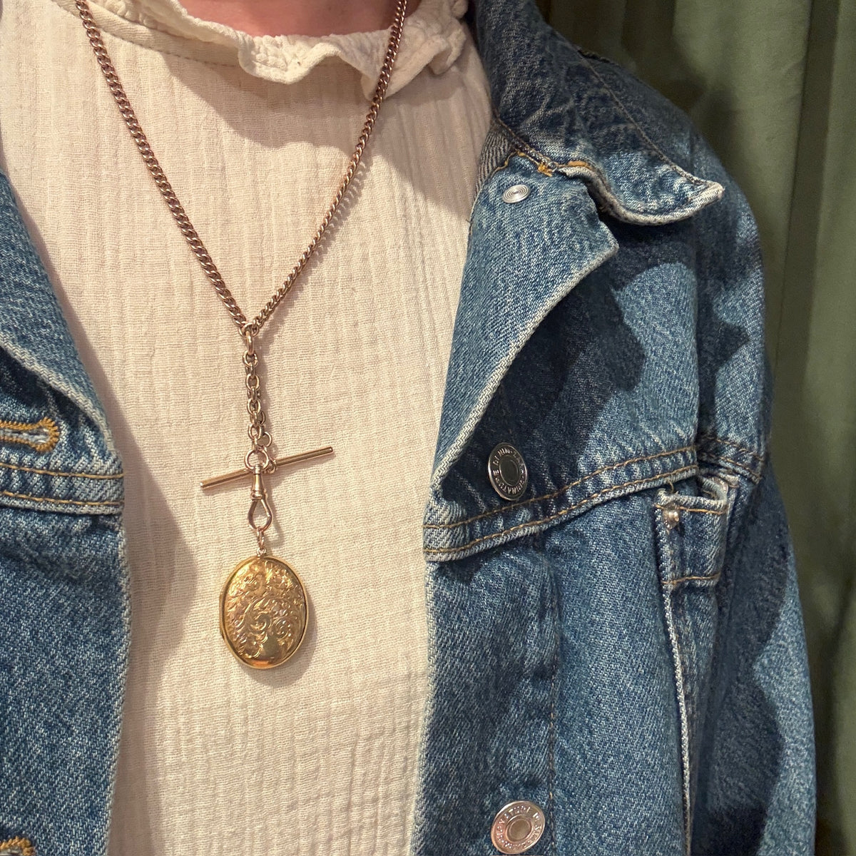 English 9ct Gold Locket Engraved with Lush Foliage