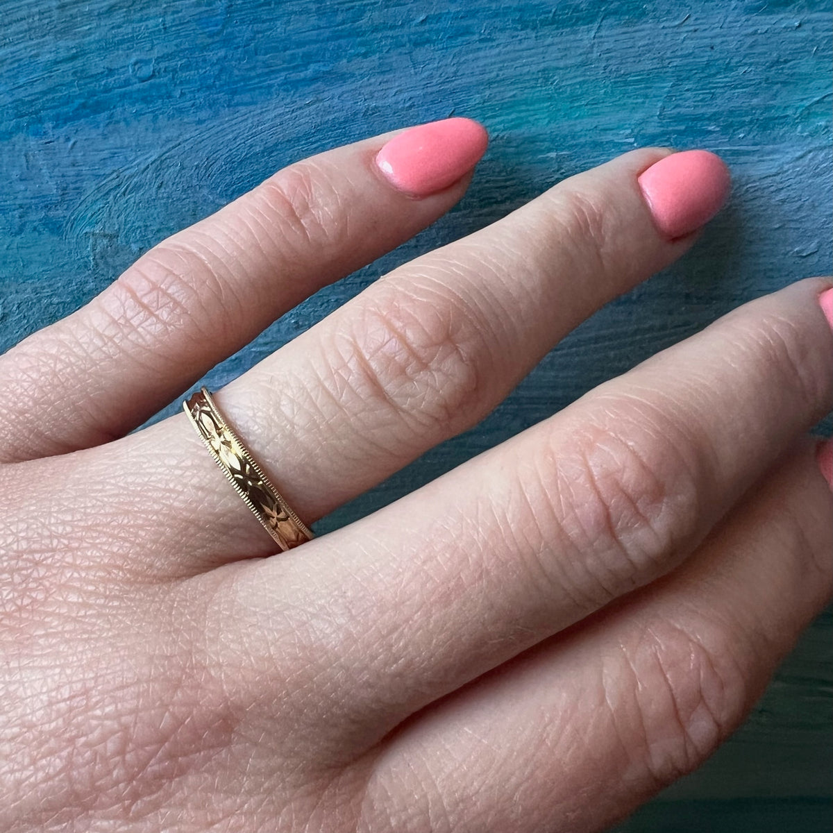 Precise Carved Deco Pattern NOS Gold Band