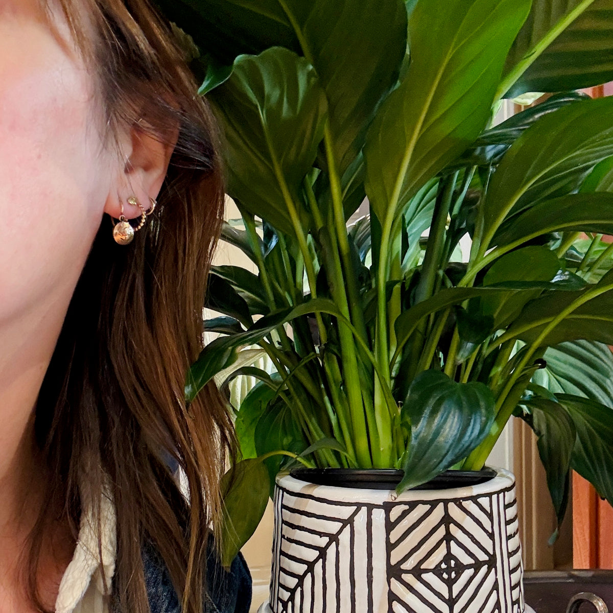 Dainty Engraved 9k Gold Earbobs