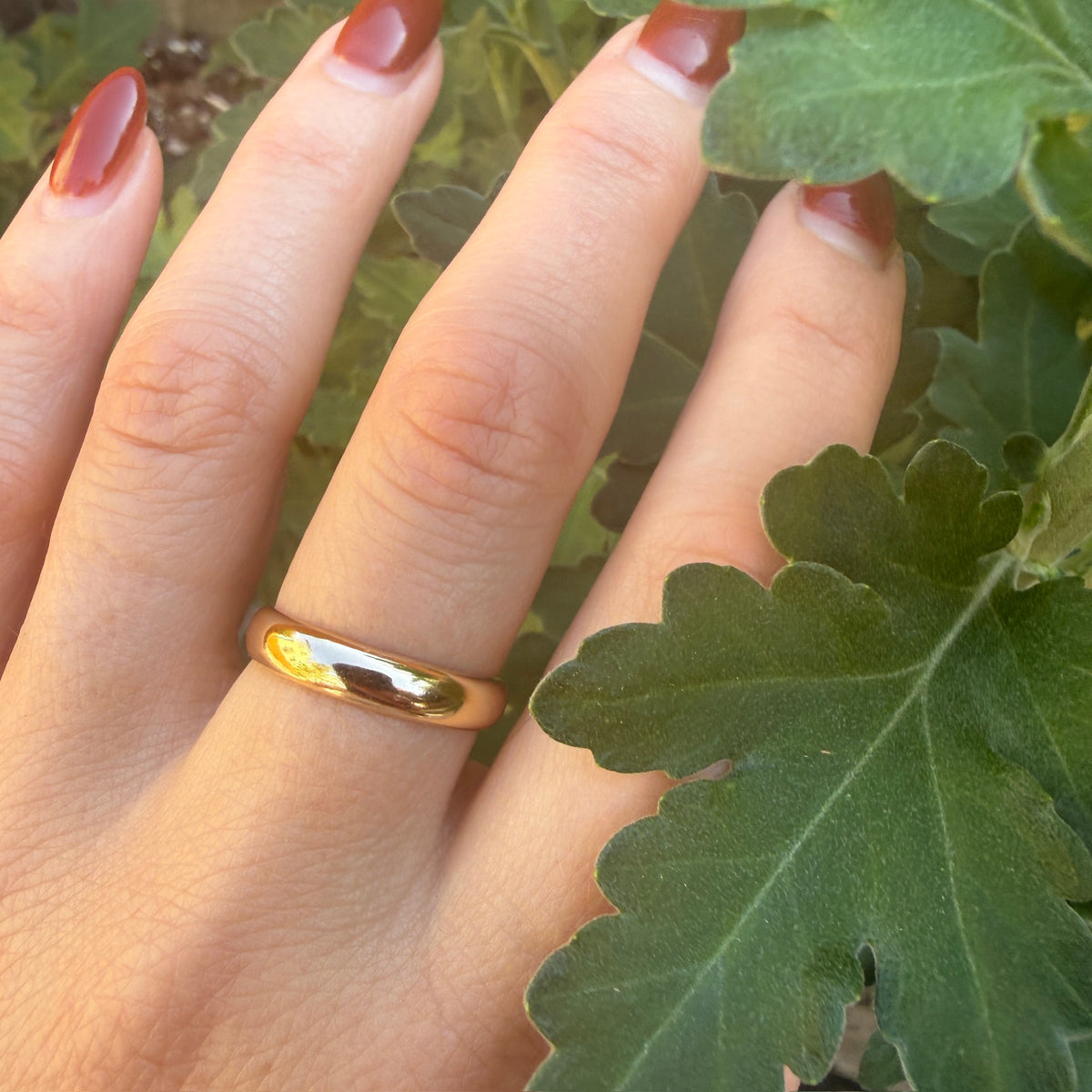 Glowing 14k Gold Half Round Wedding Band Size 8