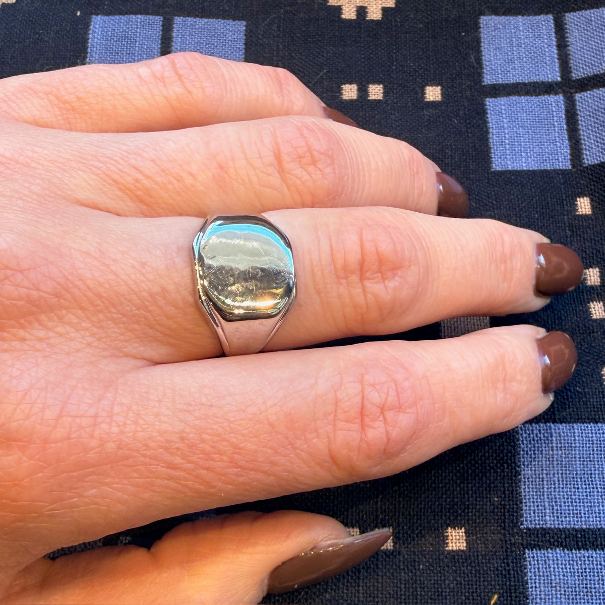 Pretty 10k White Gold Signet Ring