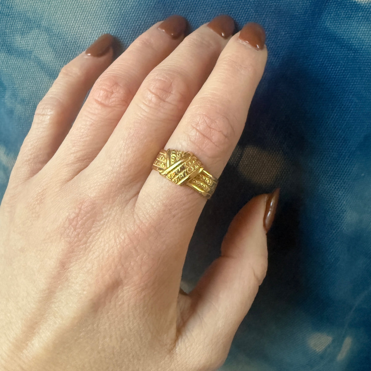 Unusual Engraved 18ct Gold Love Knot Band