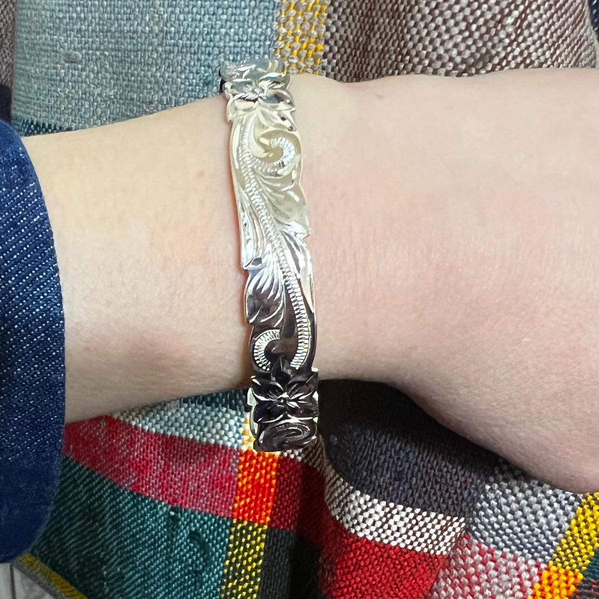 Pua Kala Flowers & Leaves Engraved .45" Sterling Bangle