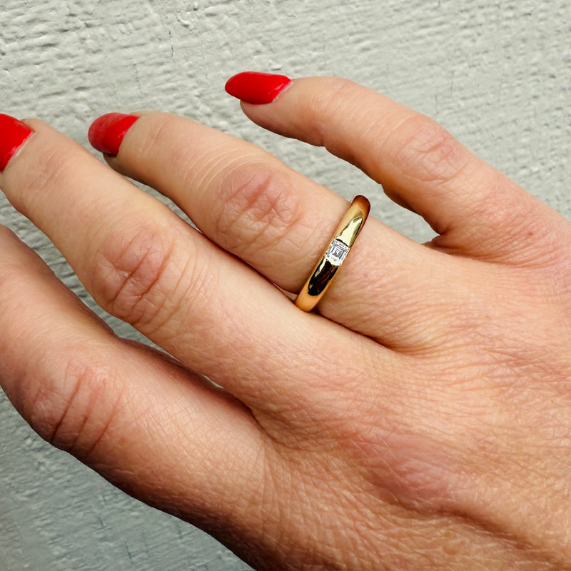 Deco Carré Cut Diamond in Tapered Gold Band by 720