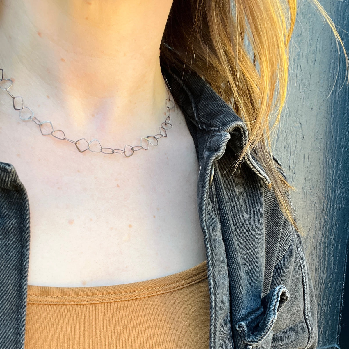 Lightweight Modernist Chain with Geometric Links