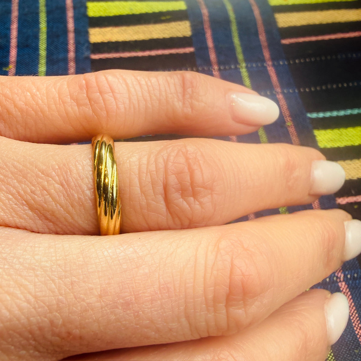 Stylish Swirling Twist 18k Gold Band
