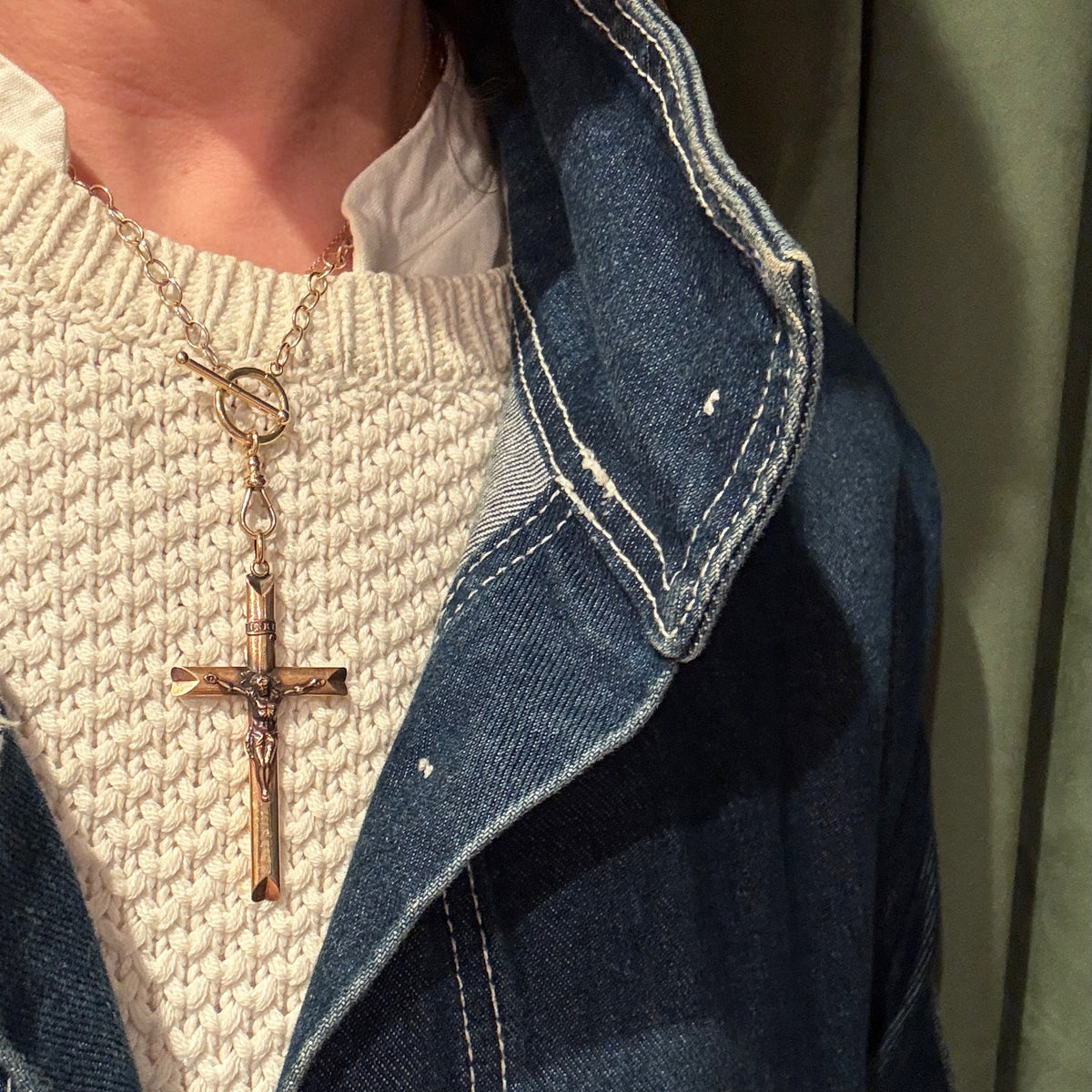 Vintage 18k Gold Crucifix with Lovely Bloom