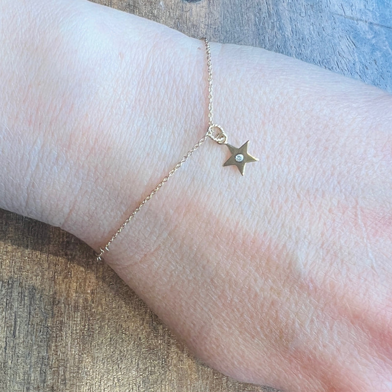 Delicate Gold Bracelet with Diamond-Set Star Charm