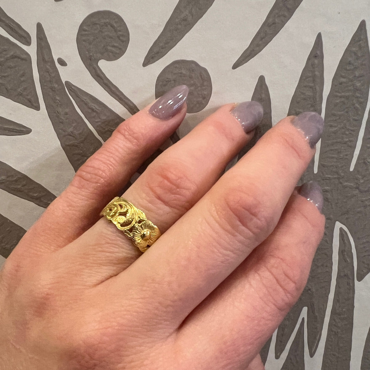 Exuberant 18k Gold Daisy Band