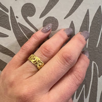 Exuberant 18k Gold Daisy Band