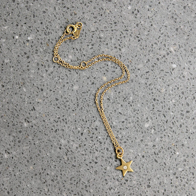 Delicate Gold Bracelet with Diamond-Set Star Charm