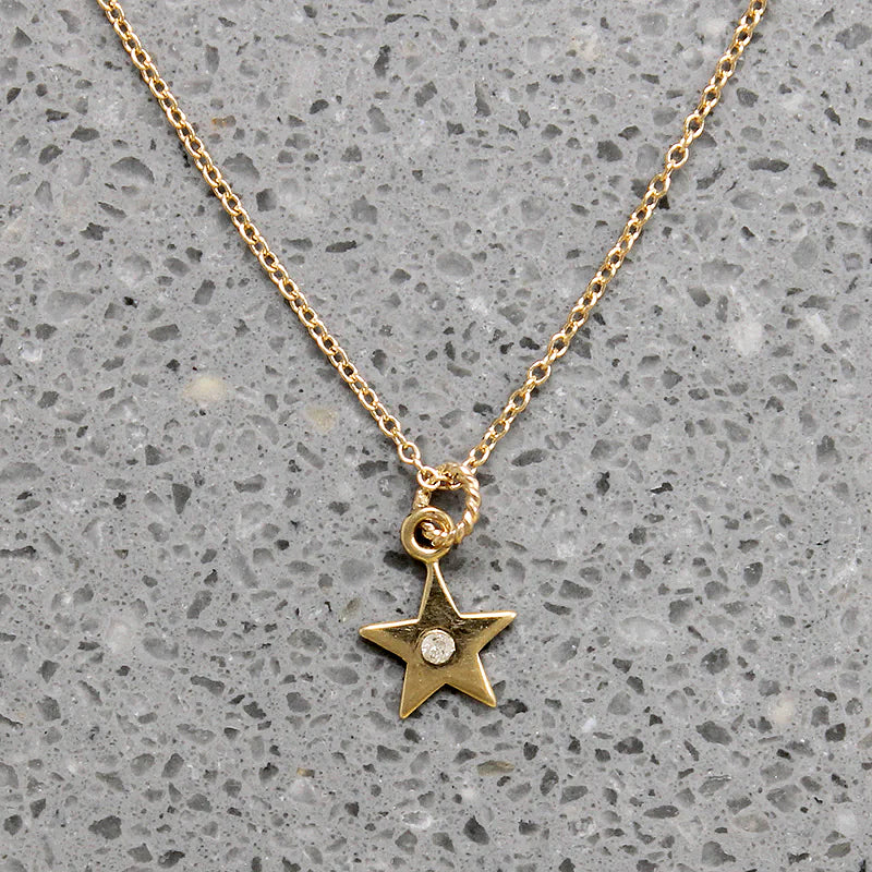 Delicate Gold Bracelet with Diamond-Set Star Charm