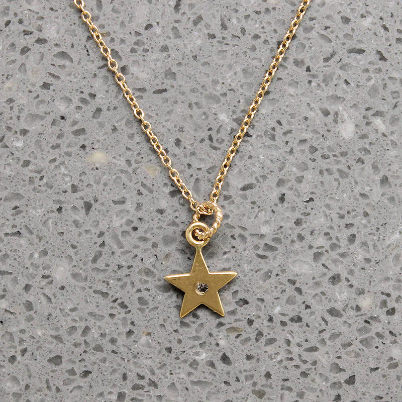 Delicate Gold Bracelet with Diamond-Set Star Charm