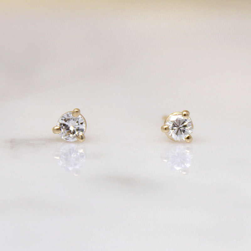 Pretty Little .20tcw Diamonds in 14k Gold Studs