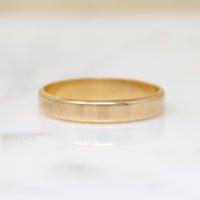 Lovely 18k Gold Size 6.5 Wedding Band
