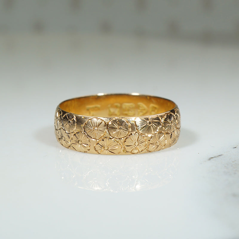 Lily Pad 18k Gold Wedding Band