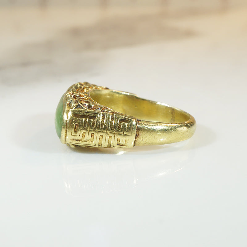 Graceful 18k Gold and Jade Ring