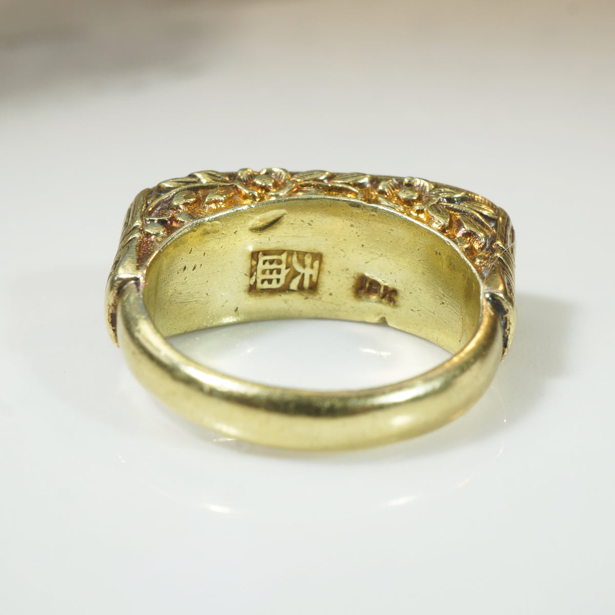 Graceful 18k Gold and Jade Ring
