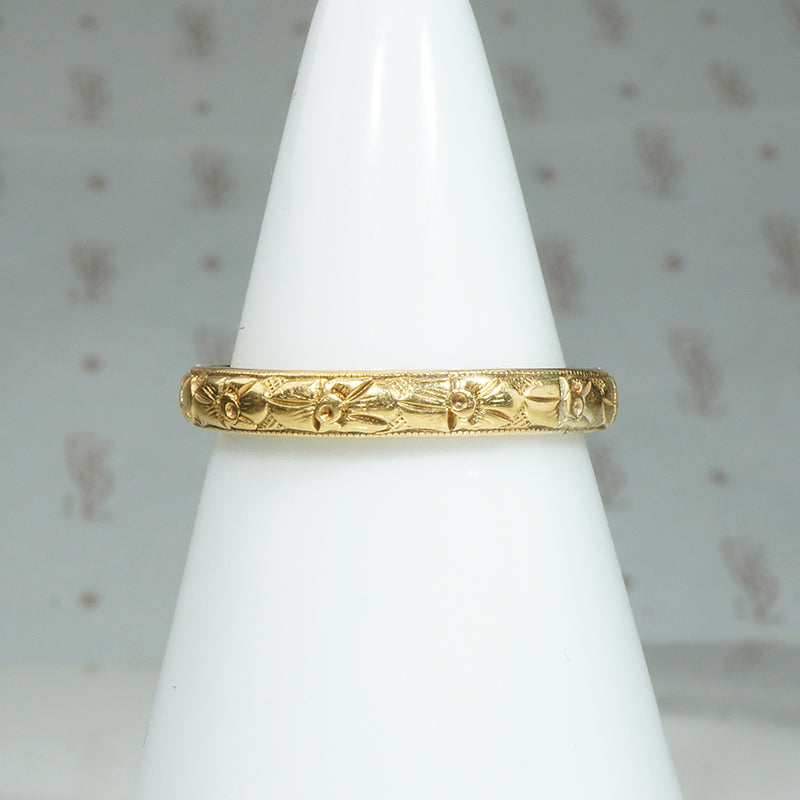 Buttery 18k Gold Forget-Me-Not Band