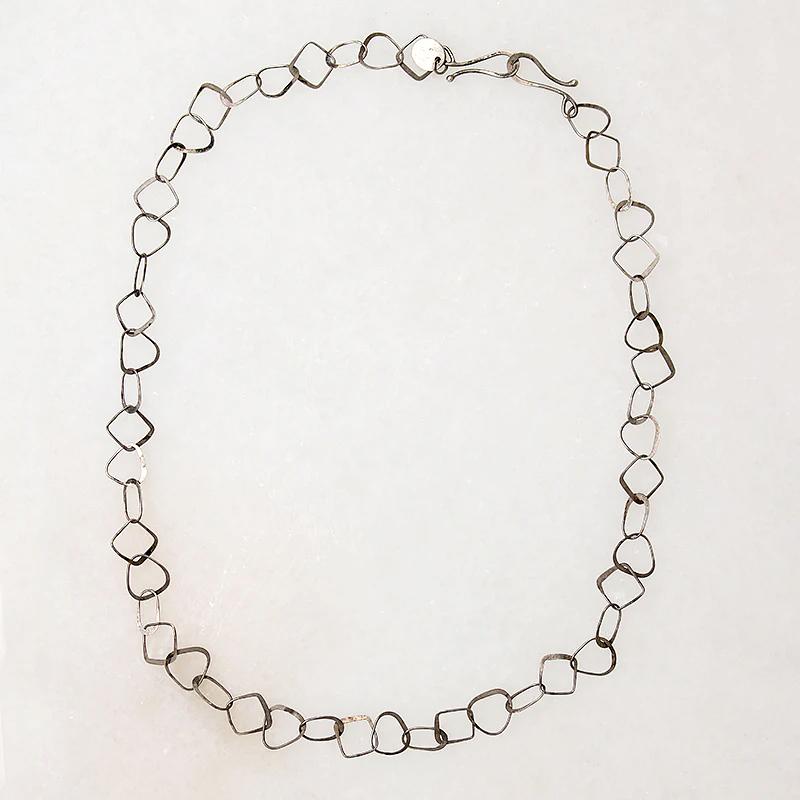 Lightweight Modernist Chain with Geometric Links
