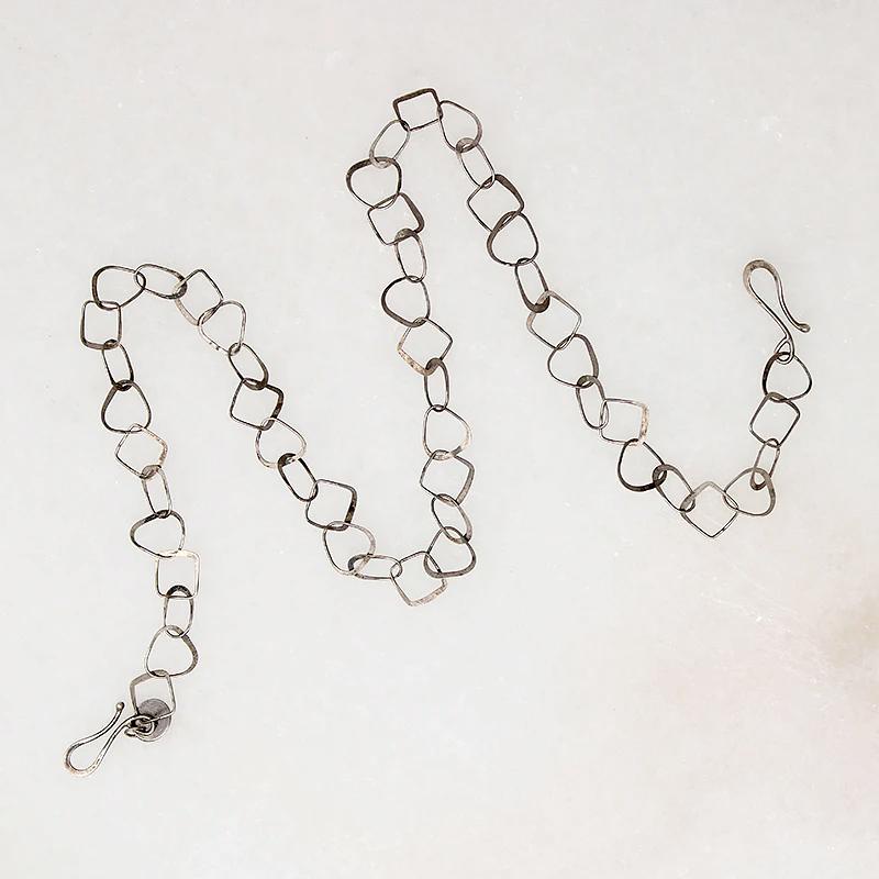 Lightweight Modernist Chain with Geometric Links