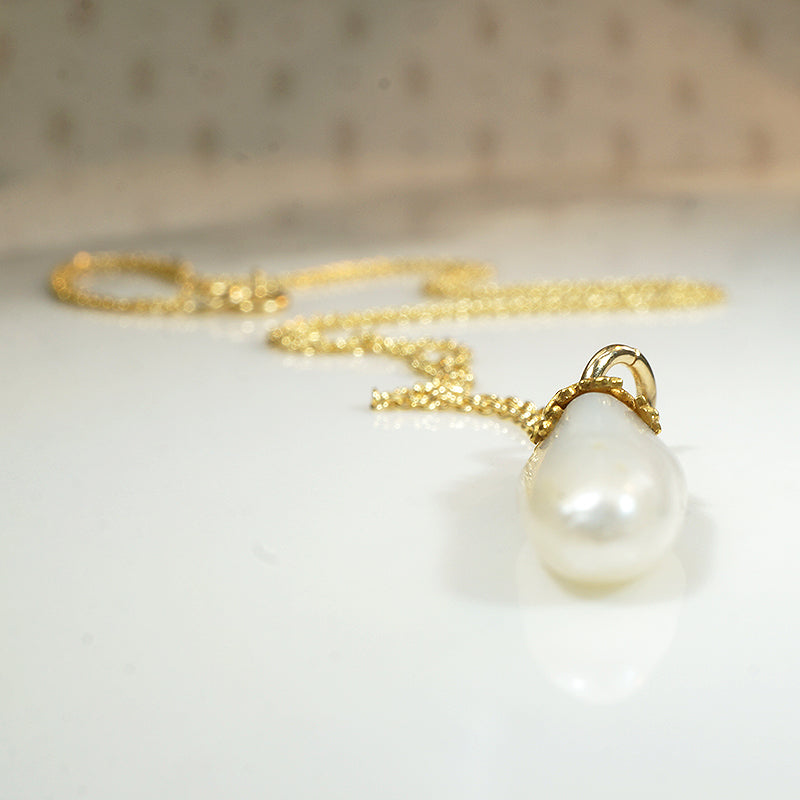 Glossy Baroque Pearl Pendant Crowned in Gold