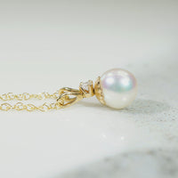 Elegant Pearl Pendant with Diamond Accent
