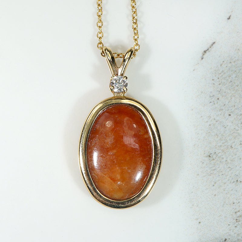 Spicy Red Jade in Gold Pendant with Diamond