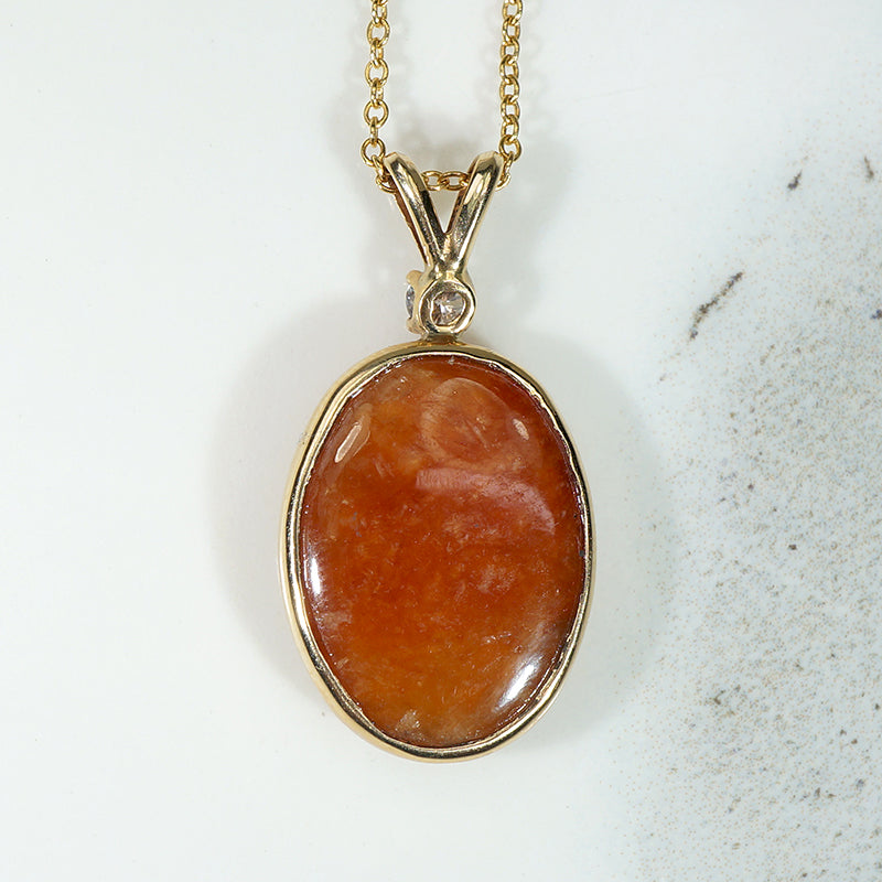 Spicy Red Jade in Gold Pendant with Diamond