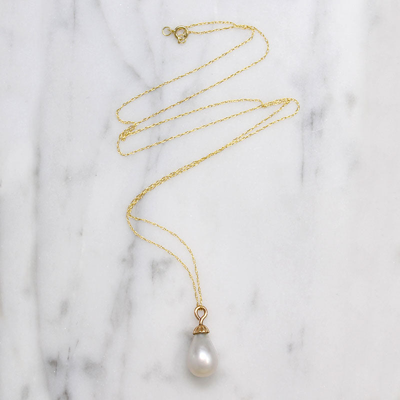 Teardrop-Shaped Pearl & Gold Solitaire Pendant