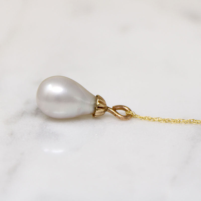 Teardrop-Shaped Pearl & Gold Solitaire Pendant