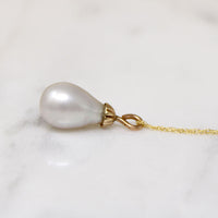 Teardrop-Shaped Pearl & Gold Solitaire Pendant