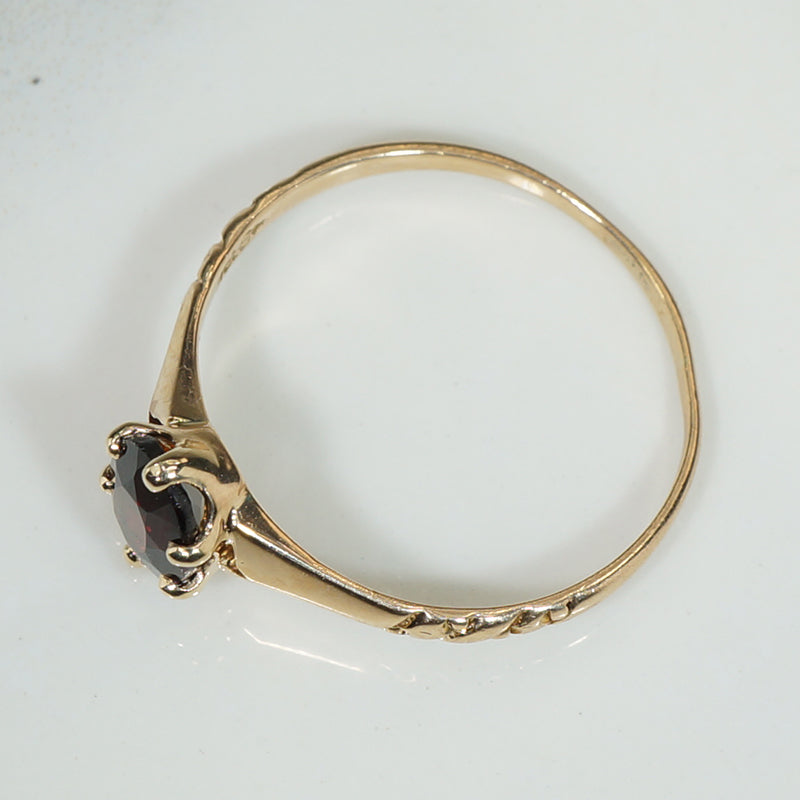 Pretty Victorian Garnet Ring