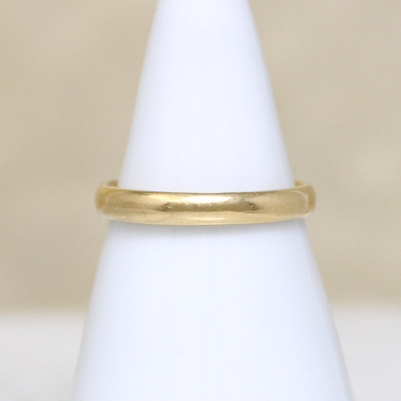 Versatile 2.8mm Wide 18k Gold Wedding Band