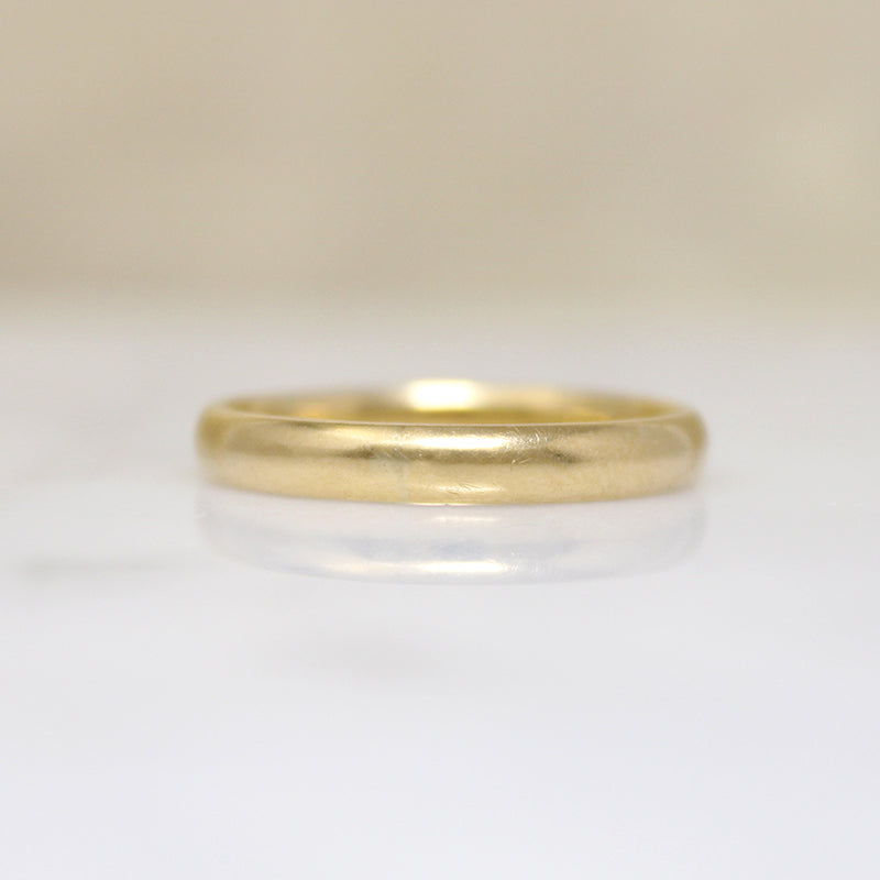 Versatile 2.8mm Wide 18k Gold Wedding Band