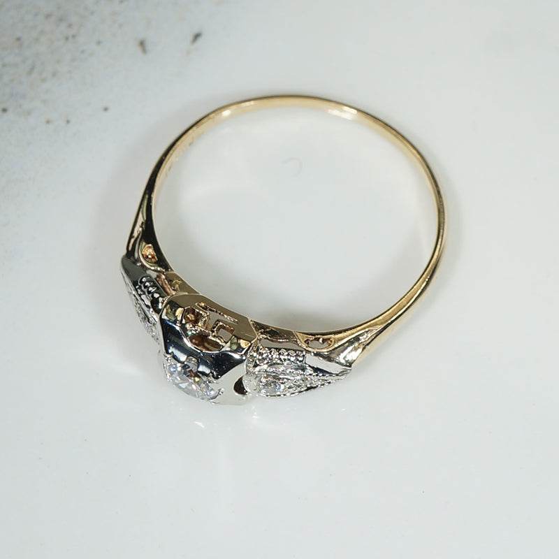 Pretty Diamond 1930s Engagement Ring