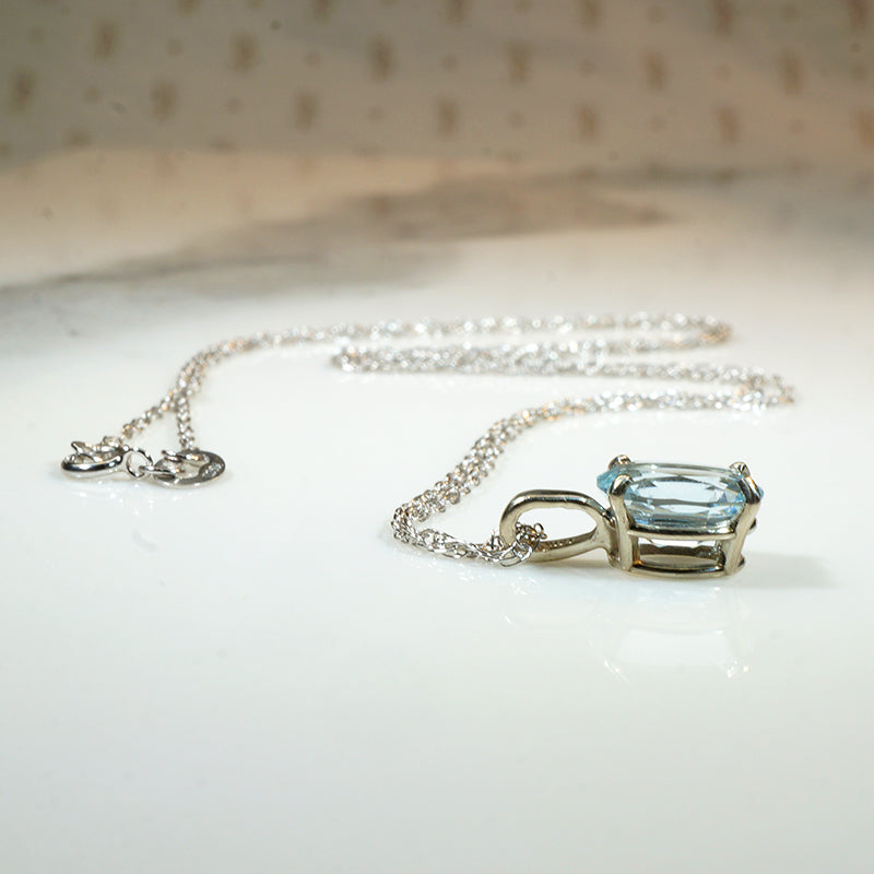 Vintage 1.20ct Oval Aquamarine Pendant in White Gold