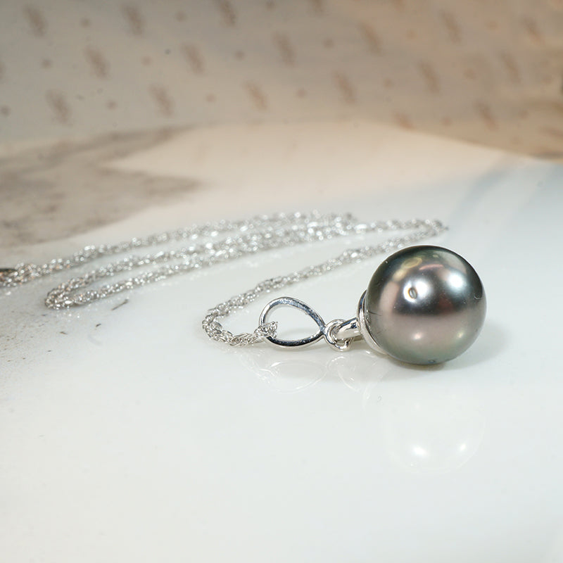 Lush Tahitian Black Pearl & White Gold Solitaire Pendant