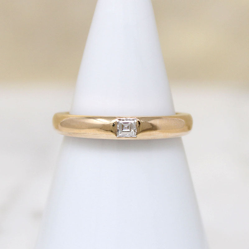 Deco Carré Cut Diamond in Tapered Gold Band by 720