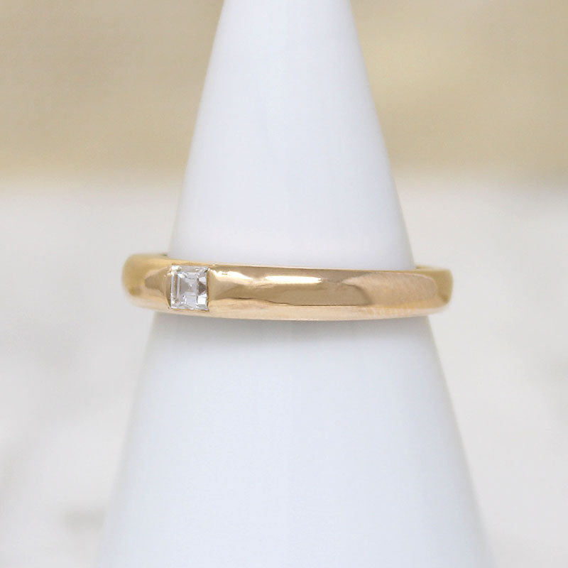 Deco Carré Cut Diamond in Tapered Gold Band by 720